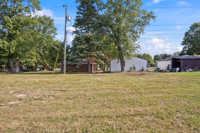 Building Photo - Liver on the outskirts of Crawfordsville