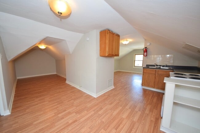 Foto del edificio - 1 Bedroom, 1 Bathroom Upstairs apartment n...
