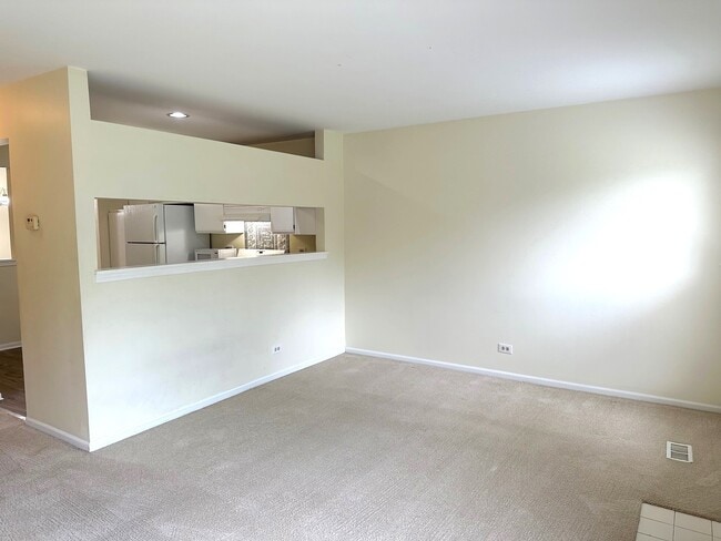 Building Photo - 220 Steeplechase Ct