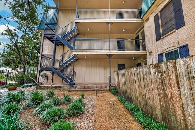 Foto del edificio - 4515 Briar Hollow Pl