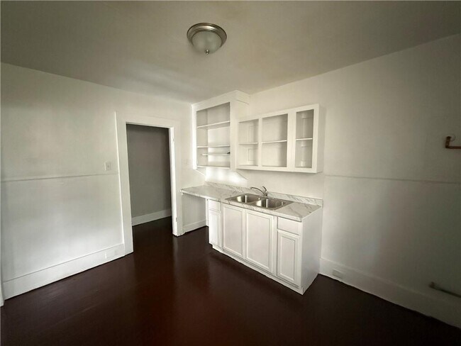 Foto del edificio - 1321 SpringHill Ave