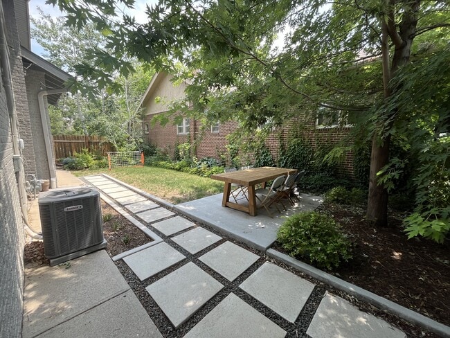 Building Photo - 2575 Dahlia St