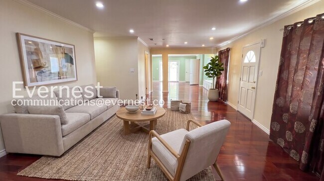Foto del edificio - 4 Bed/3 Bath Home with Fenced Yard & Garage / Available Now!