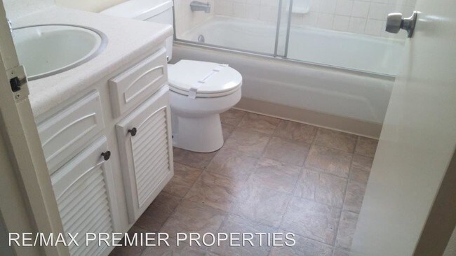 Building Photo - 218 3rd St