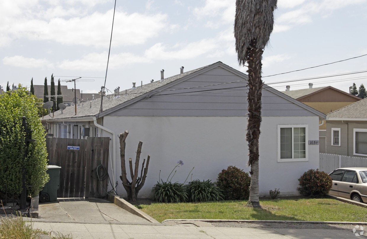 Building Photo - 1654 162nd Ave