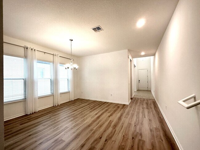 Building Photo - 5 Bedroom in Westside Village at Heart of ...