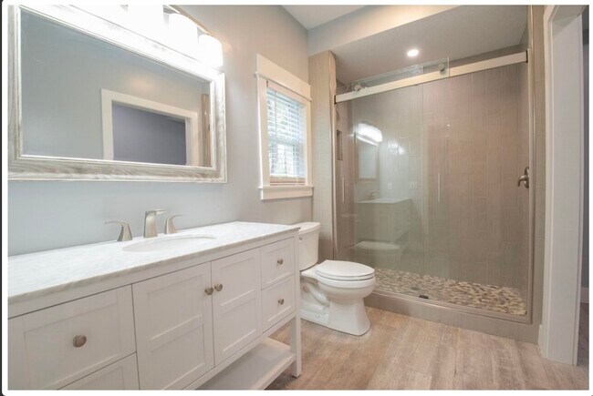 Building Photo - 608 Kings Way
