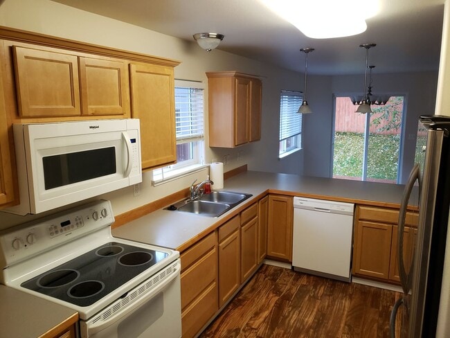 Building Photo - Beautiful, Conveniently Located Eagle River Townhome