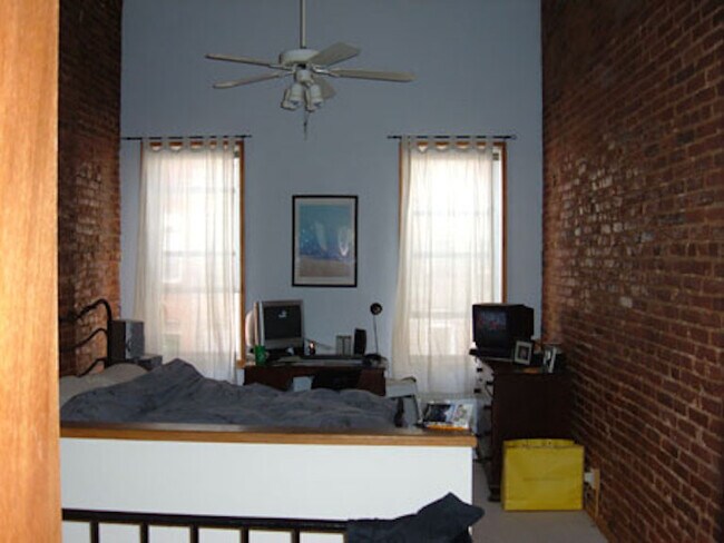 Dormitorio - 813 S Rose St