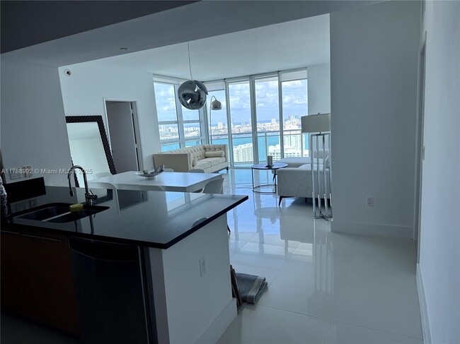 Building Photo - 950 Brickell Bay Dr