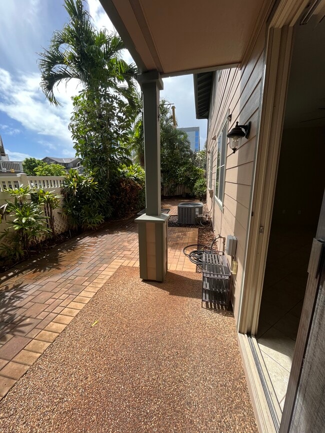 own private yard - 7012 Hawaii Kai Dr