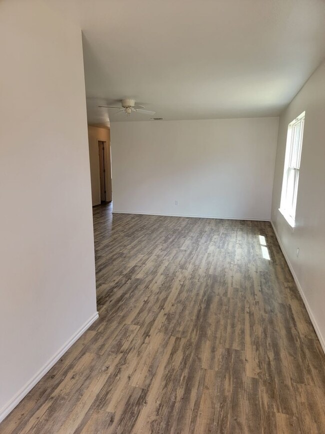 Building Photo - Section 8 Approved! Ready now! Move in Spe...