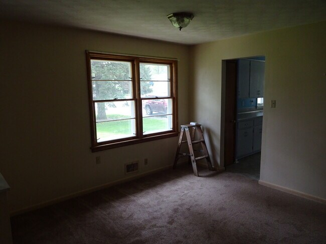 Building Photo - 3 bedroom house