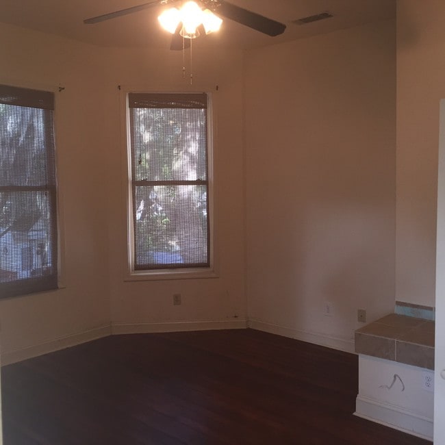 Building Photo - 413 E 38th St