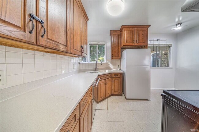 Foto del edificio - 3388 Rosewood Ave