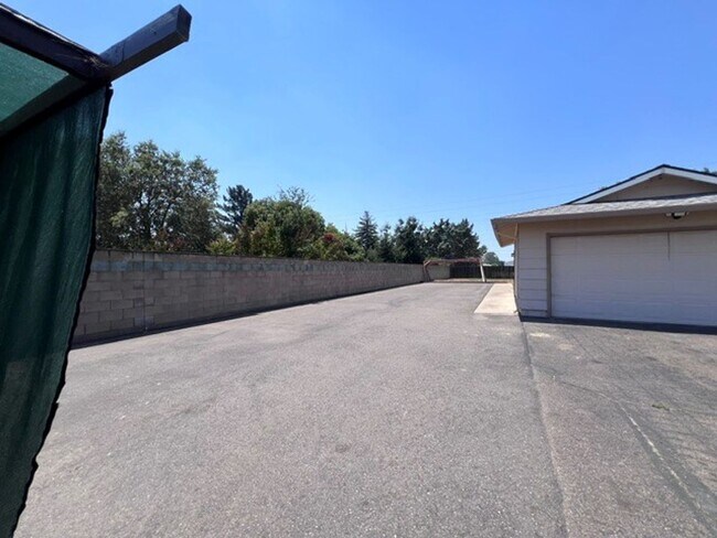 Foto del edificio - Freshly painted 4 bedroom home on over 2 acres of land.
