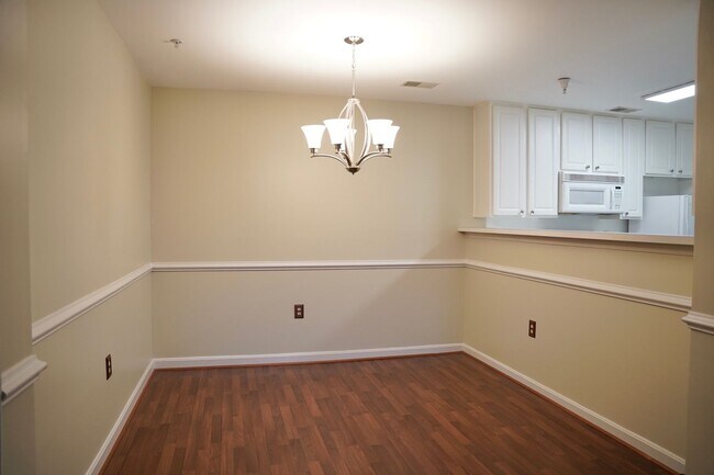 Foto del edificio - Beautiful 2 BR/2 BA Condo in Greenbelt Lak...
