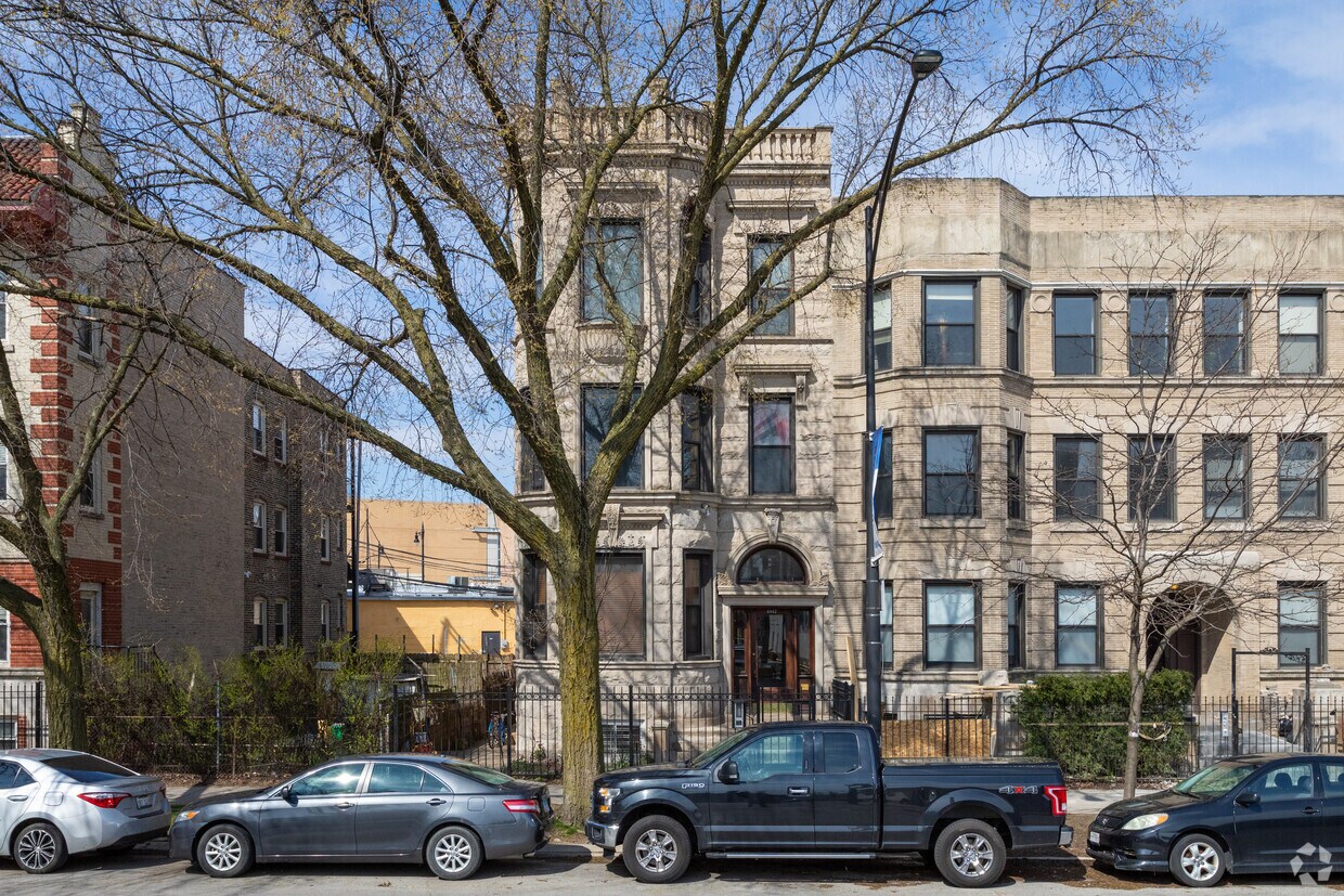 Building Photo - 4442 N Sheridan Rd