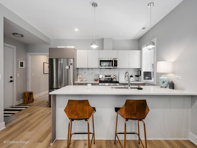 Foto del edificio - 833 N Hoyne Ave