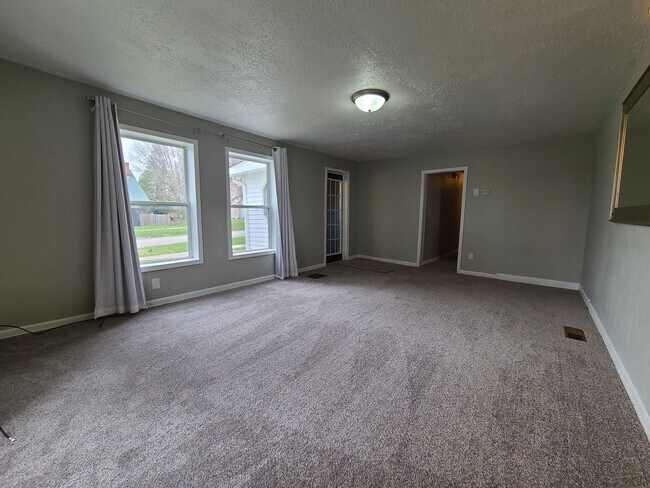 Building Photo - Updated 2 Bedroom 1 Bathroom Home in Fennv...
