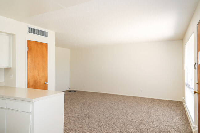 1BD, 1BA - 768SF - Casa Loma Apartments