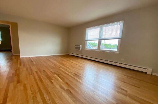 Building Photo - 202 Walton St. Unit #2A R Barrington, IL 6...