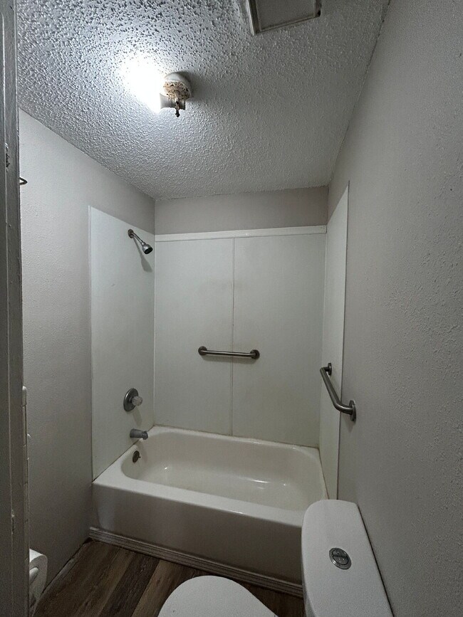 Building Photo - 2 bedroom 1 bathroom