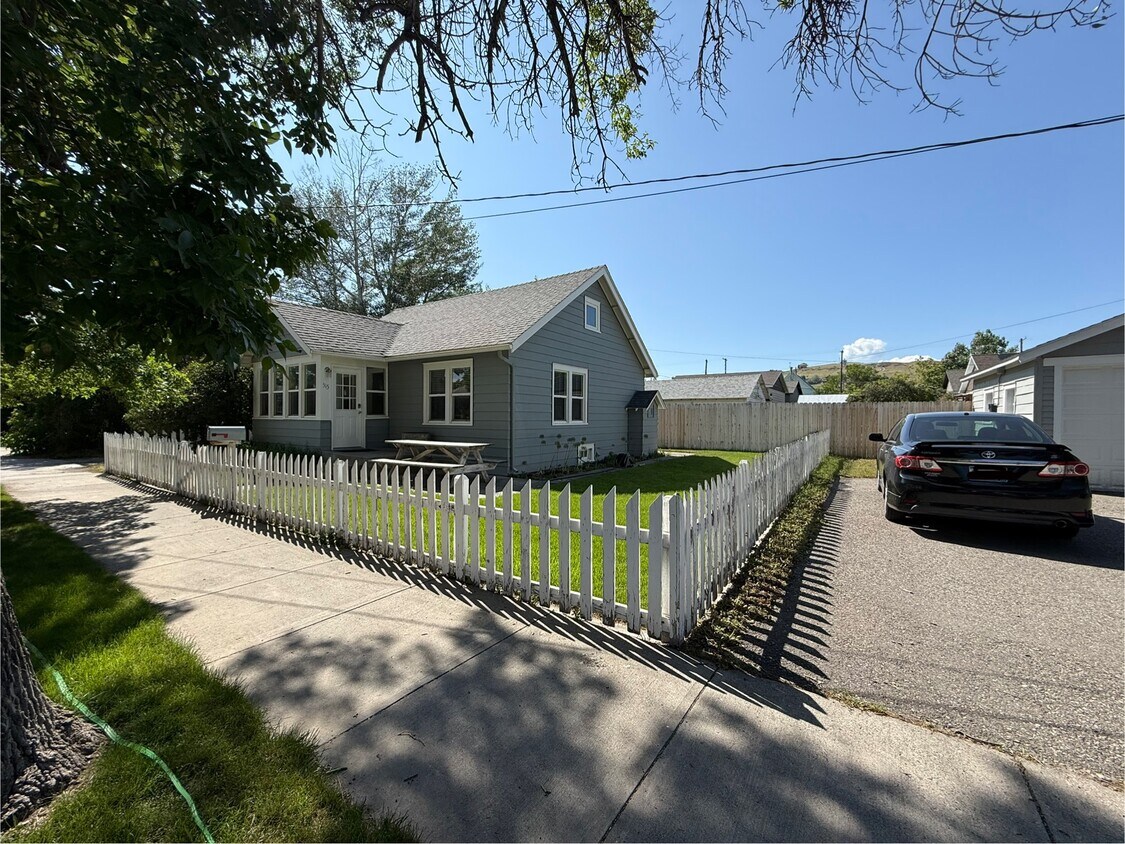 Primary Photo - 515 E Callender St