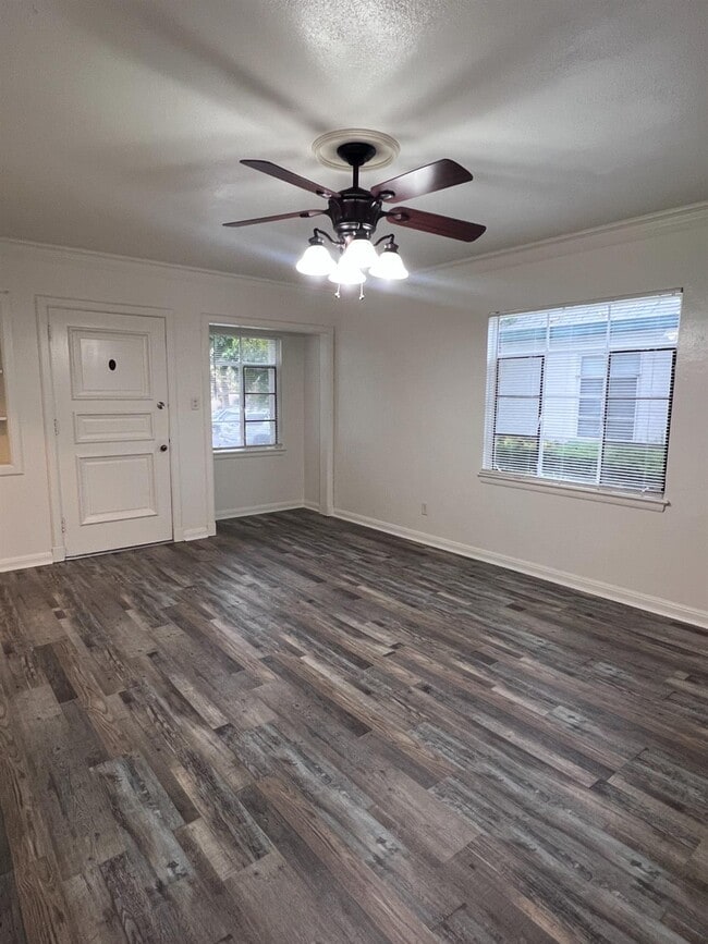 Foto del edificio - 1024 N Broadway St