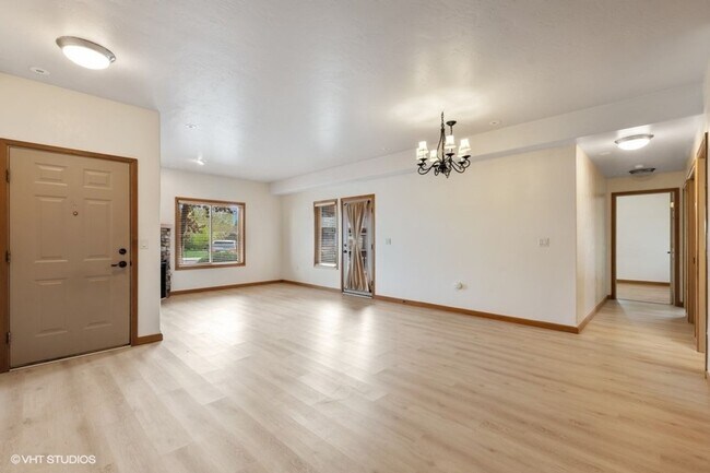 Building Photo - 2 bedroom, 2 bath condo, close to downtown...