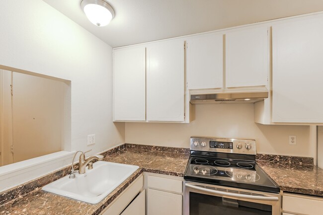 Foto del edificio - PURE Property Management Presents: Charming 3 bedroom 2 bath two story unit in Bennett Valley!