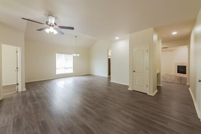 Building Photo - 6115 Oak Bay Dr