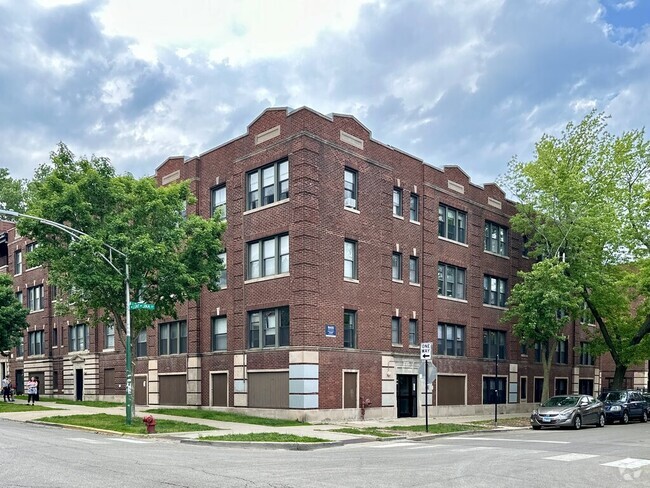Building Photo - 7000 N Paulina St