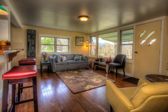 Foto del edificio - 560 Riceville Rd