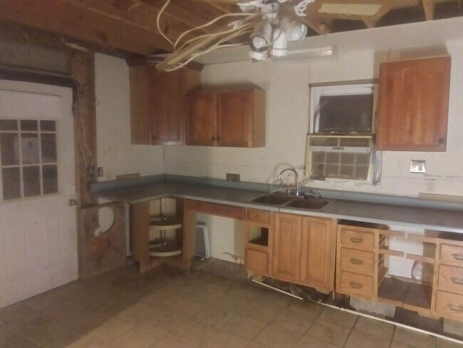 Foto del edificio - ELDON - 2 Bd, 1.5 Ba Fixer Upper - ONLY $8...