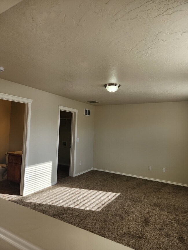 Building Photo - "Charming 4-Bedroom Boise Retreat with Cozy Fireplace and Spacious Living!"