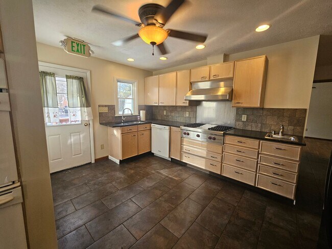 Foto del edificio - 120 Luther Ave