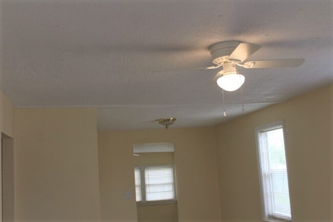 Building Photo - Home Centrally Located in Marianna, FL