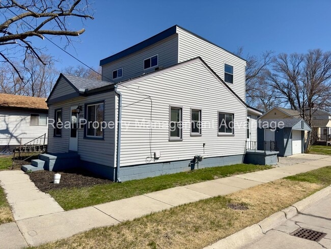 Building Photo - Beautifully Updated 3-Bedroom with Large O...