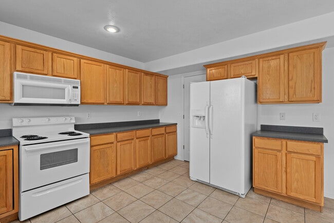 Kitchen - 211 W 1160 N