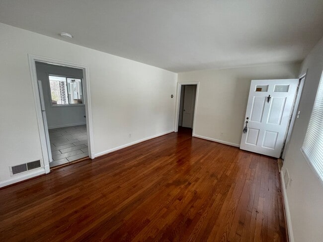 Building Photo - A 2 Bedroom Plus Den 1 Bath Brick Home Just Off Connecticut Ave. in Silver Spring