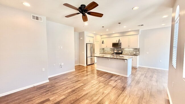 Foto del edificio - Beautiful, Like New, End Unit Condo in Resort Like Living Community off Temecula's South 79!