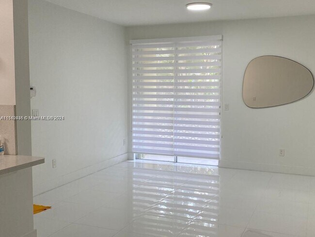 Foto del edificio - 18328 NW 68th Ave