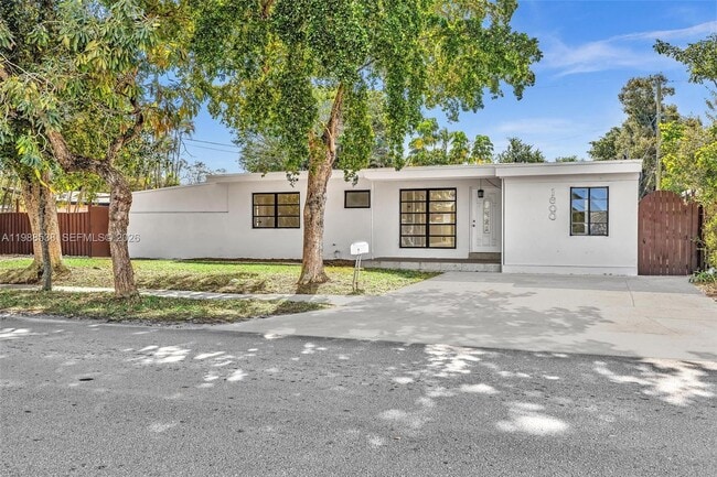 Building Photo - 1600 SW 9th St