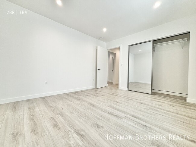 Building Photo - 564 N Kenmore Ave