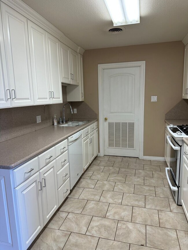 Foto del edificio - 3318 Erin Oaks Ct