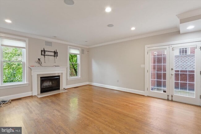 Foto del edificio - 1404 Foxhall Rd NW