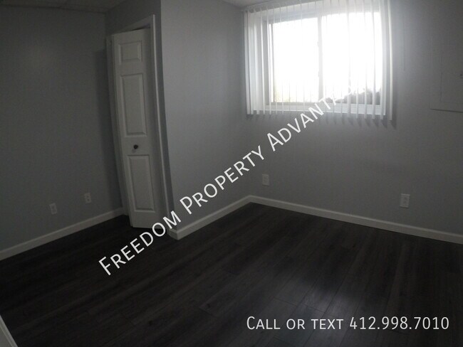 Foto del edificio - 2214 McKees Rocks Rd