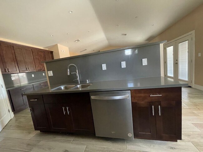 Foto del edificio - 17515 Live Oak St