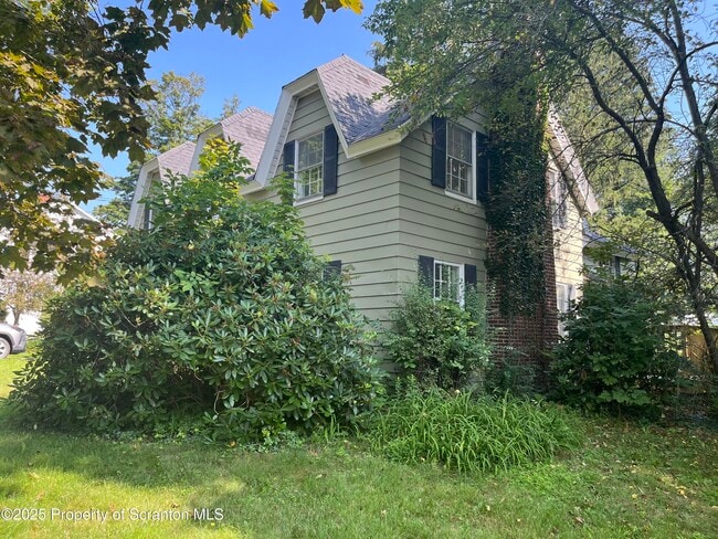Building Photo - 321 Maple St